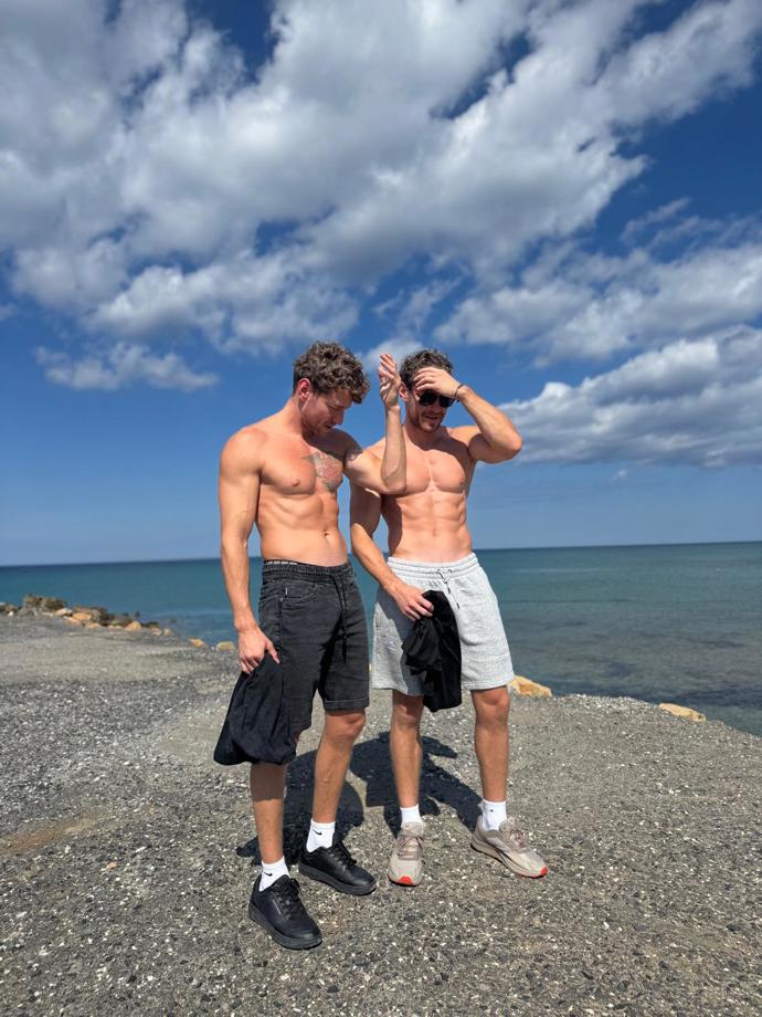 Martin Dubovický (vlevo s kérkou) s bratrem Miroslavem.