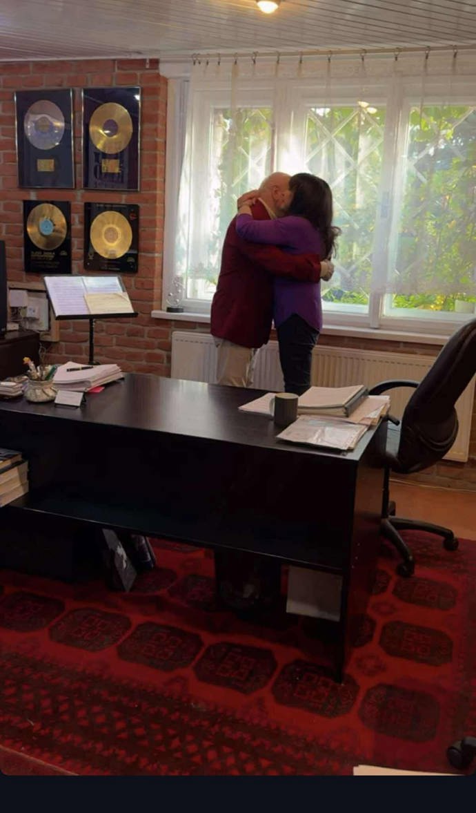 Felix Slováček a Dagmar Patrasová se objímali. 