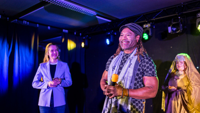 FOTO: Christopher Judge se změnil k nepoznání.