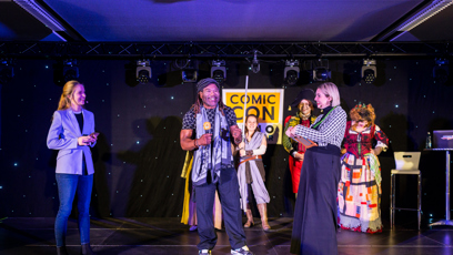 FOTO: Christopher Judge vystoupil na pódiu.