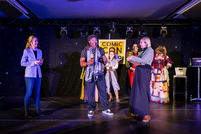 Christopher Judge vystoupil na pódiu.