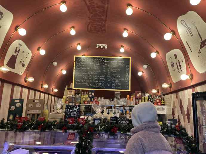 Malá kavárna potom nabízí například dezerty nebo kávu, a také nabízí možnost použití toalety. 