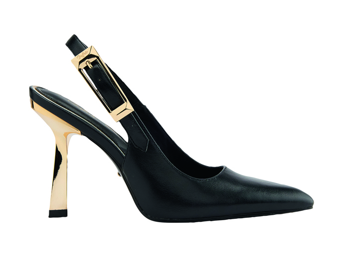 Slavnostní šmrnc šatům dodají třeba černé slingback lodičky se zlatými detaily. Tento model má v nabídce Deichmann za 1599 Kč.