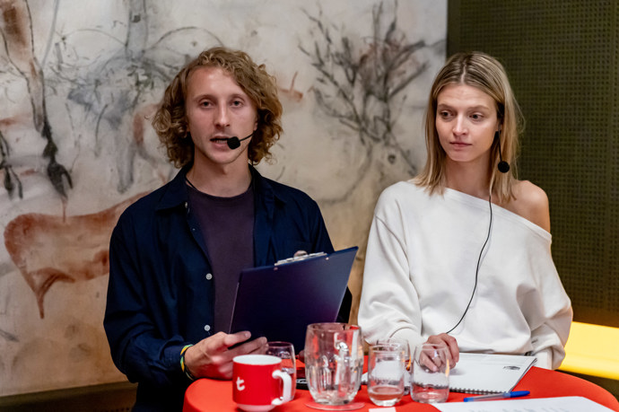 Medailonky hrdinů doprovázeli na křtu vzpomínkovou četbou herci Vendelín Urban a Simona Lewandovska.