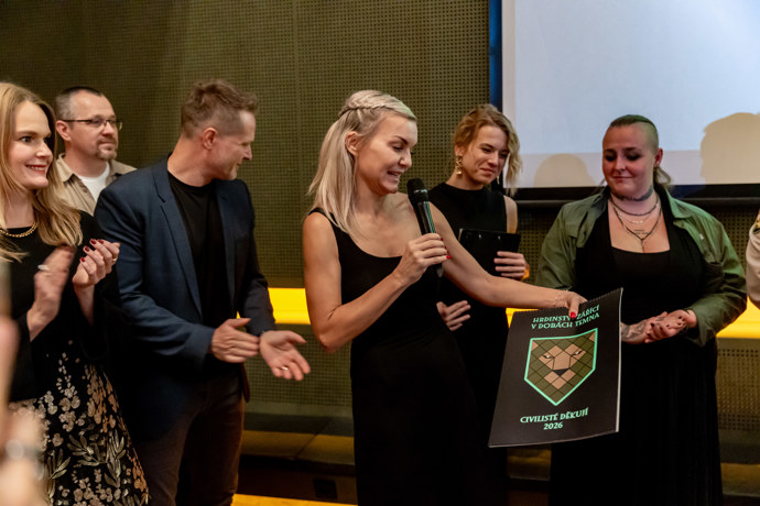 Unikátní kalendář Hrdinové zářící v dobách temna je možné zakoupit online na RX-store za 849 Kč. 