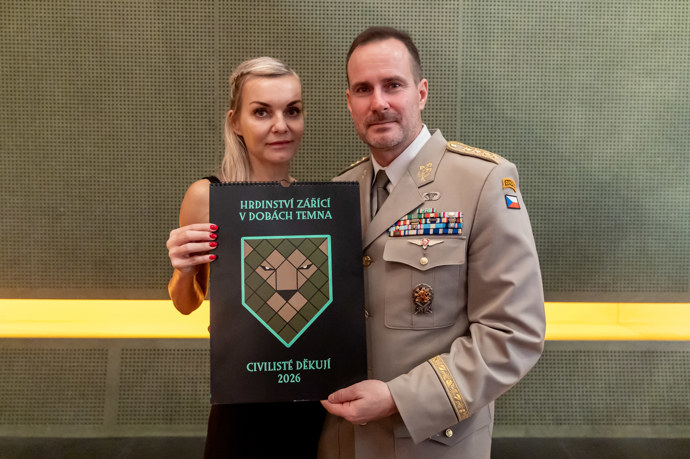 Spoluautorka projektu Jarmila Štuková s náčelníkem Generálního štábu Karlem Řehkou na křtu kalendáře pod záštitou iniciativy Civilisté děkují. 