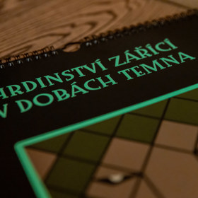 Kalendář, který v noci září zelenou barvou představuje každý měsíc jednoho hrdinu či hrdinku. 