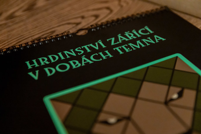 Kalendář, který v noci září zelenou barvou představuje každý měsíc jednoho hrdinu či hrdinku. 