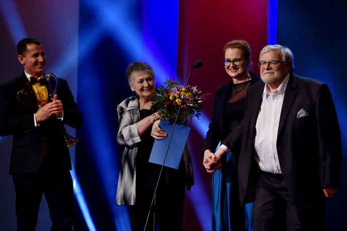 Cenu přebírala z rukou kolegy Jana Kačera. 