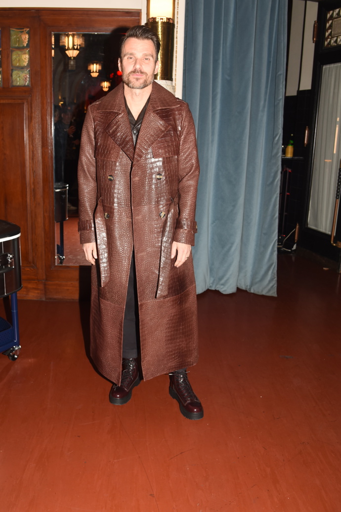 Dlouhé kožené pláště jsou také dnes vysoce trendy. 