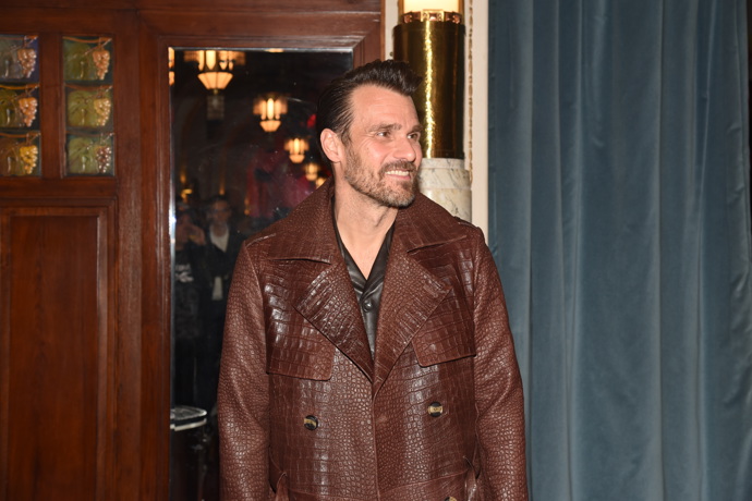 Na křest nové desky Michala Davida přišel Leoš v dlouhém hnědém koženém plášti. 