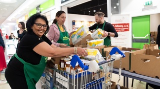 Tesco pomáhá: Podzimní Sbírka potravin startuje už 4. listopadu