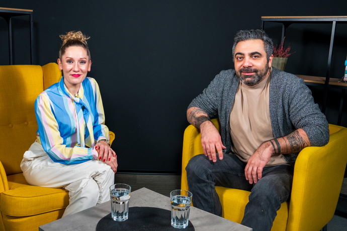 Andrea Gabrišová a Karen Mchitarjan v pořadu Extra Host.