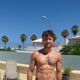 Martin Dubovický má potetovanou hruď.