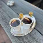 My jsme si venku na terase dali dva svařáky z dobré frankovky a také dva panáčky hruškovice. 