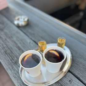 My jsme si venku na terase dali dva svařáky z dobré frankovky a také dva panáčky hruškovice. 