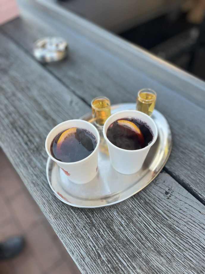 My jsme si venku na terase dali dva svařáky z dobré frankovky a také dva panáčky hruškovice. 