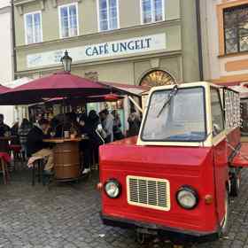 Co by kamenem dohodil od Staroměstského náměstí, hned za Týnským chrámem, můžete najít malé náměstí, kde podávají ten nejlepší svařák v centru Prahy.