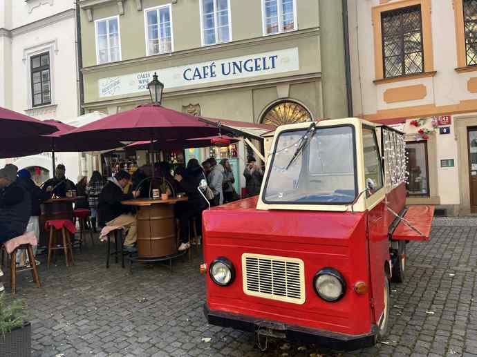 Co by kamenem dohodil od Staroměstského náměstí, hned za Týnským chrámem, můžete najít malé náměstí, kde podávají ten nejlepší svařák v centru Prahy.