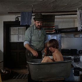 Texty se Tomáš Holý učit nemusel. Měl dovoleno improvizovat, jen to muselo souznít s dějem. Na snímku s Gustávem Valachem.