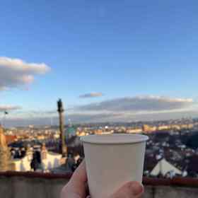 Takový výhled nabízí terasa z restaurace Kuchyň na Pražském hradě. 