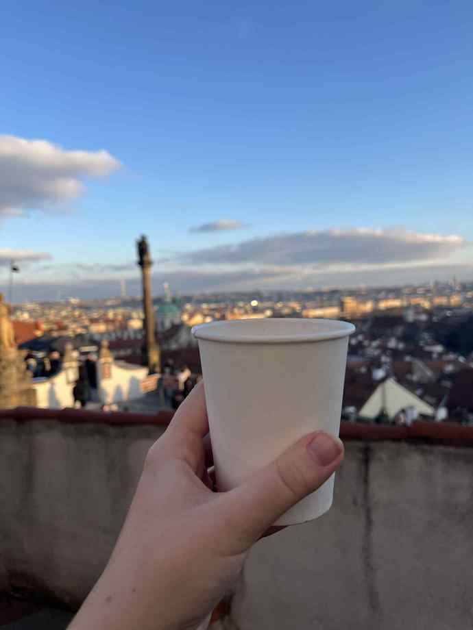 Takový výhled nabízí terasa z restaurace Kuchyň na Pražském hradě. 