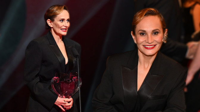 Monika Absolonová si pro Thálii došla v kostýmku: Černý model vyšperkovala vášnivou rudou