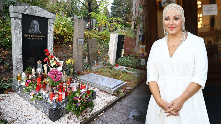 Hrob Aničky Slováčkové je zasypán květinami a svíčkami.