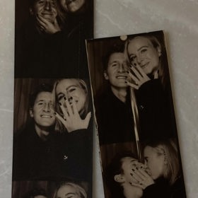 Mladý pár se minulý rok zasnoubil.