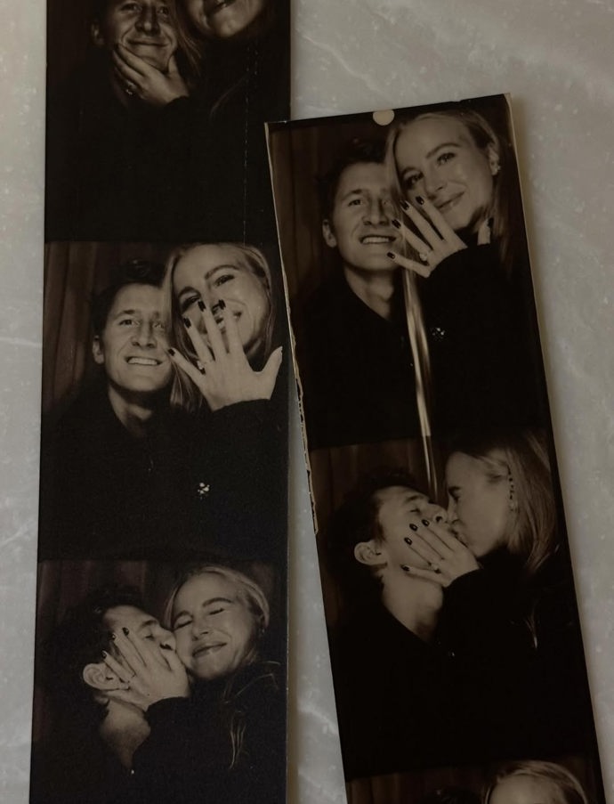 Mladý pár se zasnoubil.