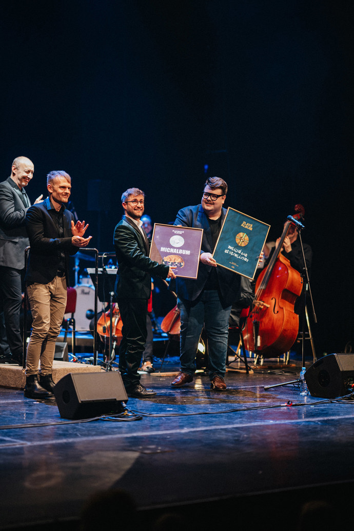 Není divu, že Michal Horák dnes sbírá ceny všude, kam jeho klipy a písně doletí. 