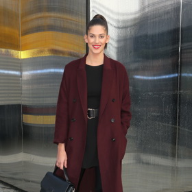 Modelka Aneta Vignerová sází na trendy vínovou.