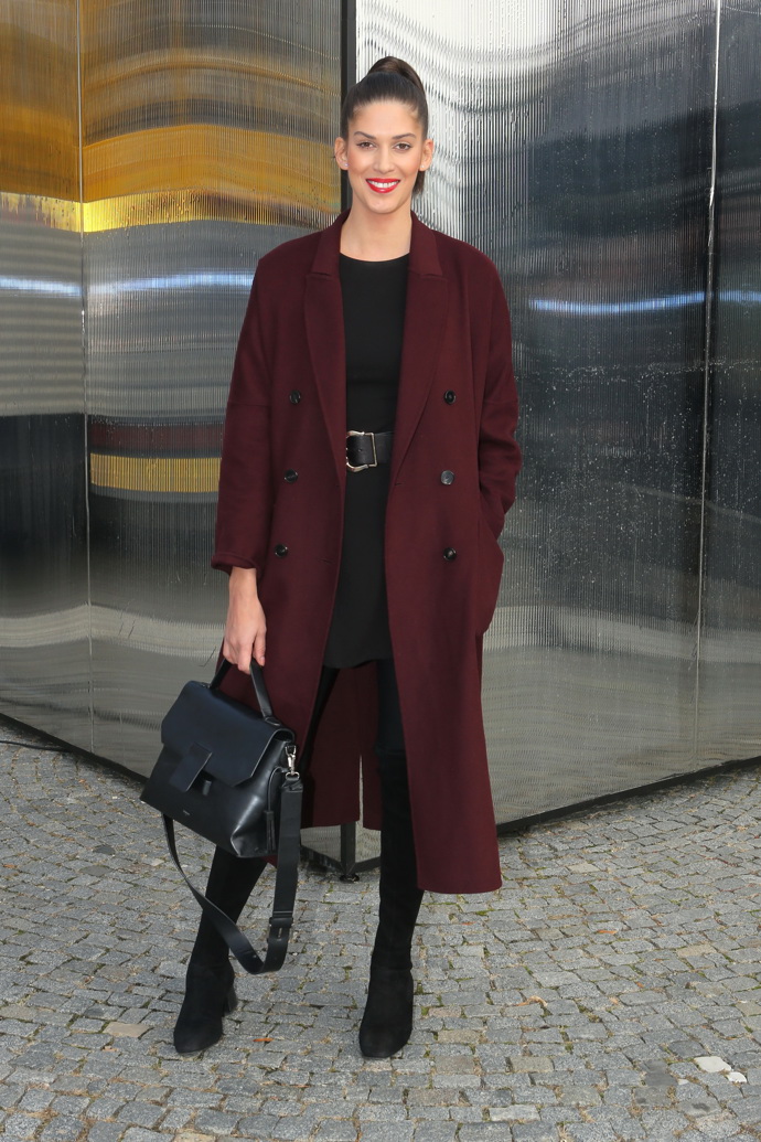 Modelka Aneta Vignerová sází na trendy vínovou.