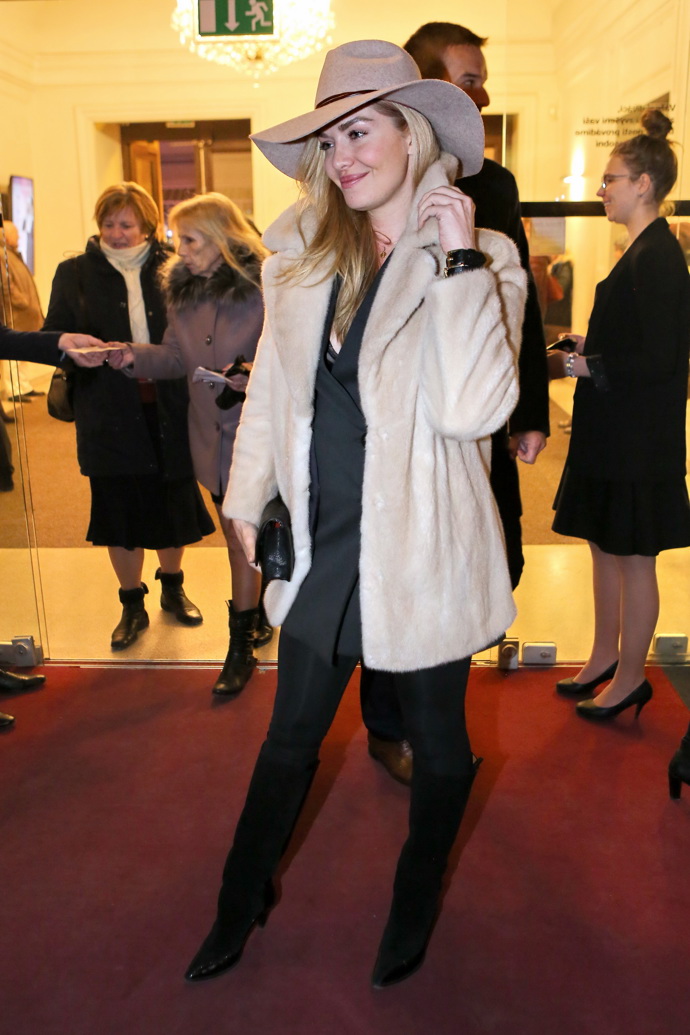 Taťána Kuchařová nosí k béžovému zimnímu kabátku béžový klobouk s širokou krempou. 