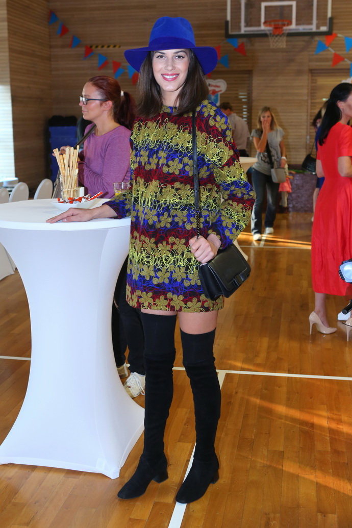 Ke klobouku nechyběly vysoké černé kozačky nad kolena. 