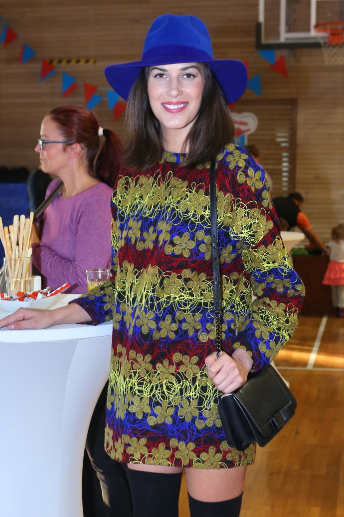 Ke klobouku vynesla koktejlky, na kterých se opakoval královsky modrý motiv. 