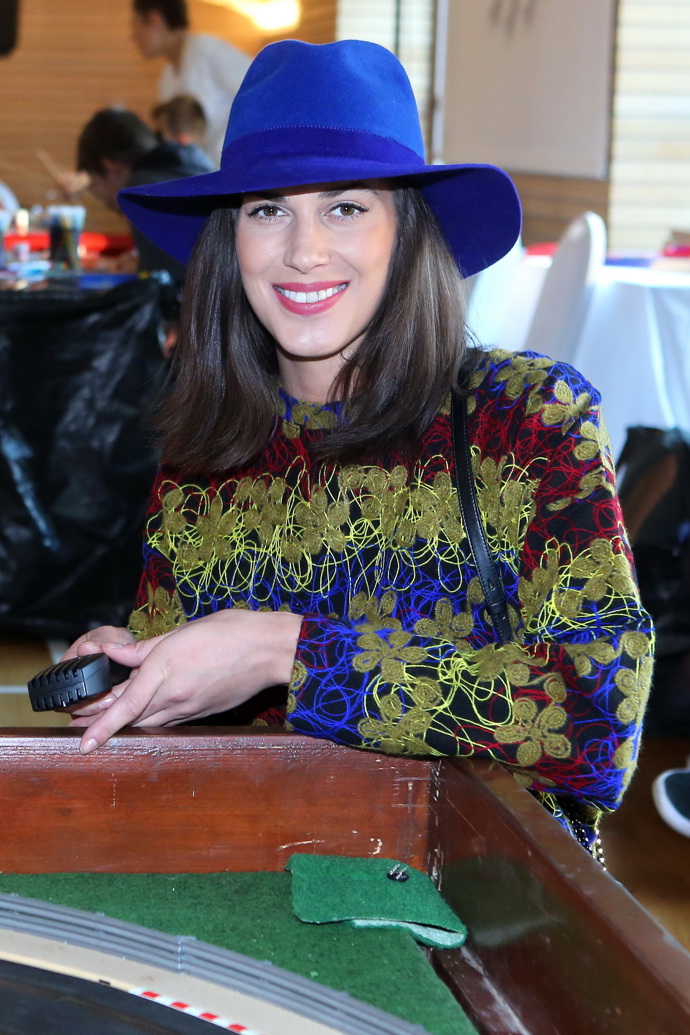 Aneta Vignerová ve společnosti zazářila v královsky modrém klobouku. 