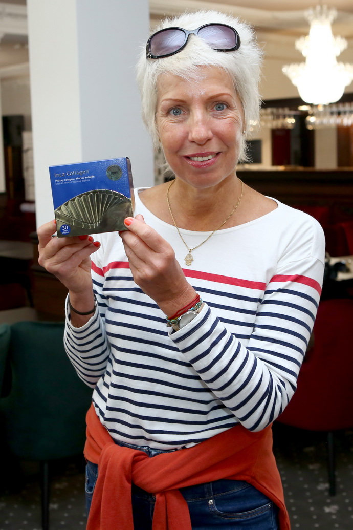 Extra krátkým účesem a hodně vyšisovanou blond barvou si Marcela spíš lehce přidávala roky. 