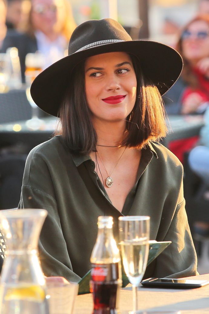 Aneta Vignerová se objevila také v tmavém klobouku. 