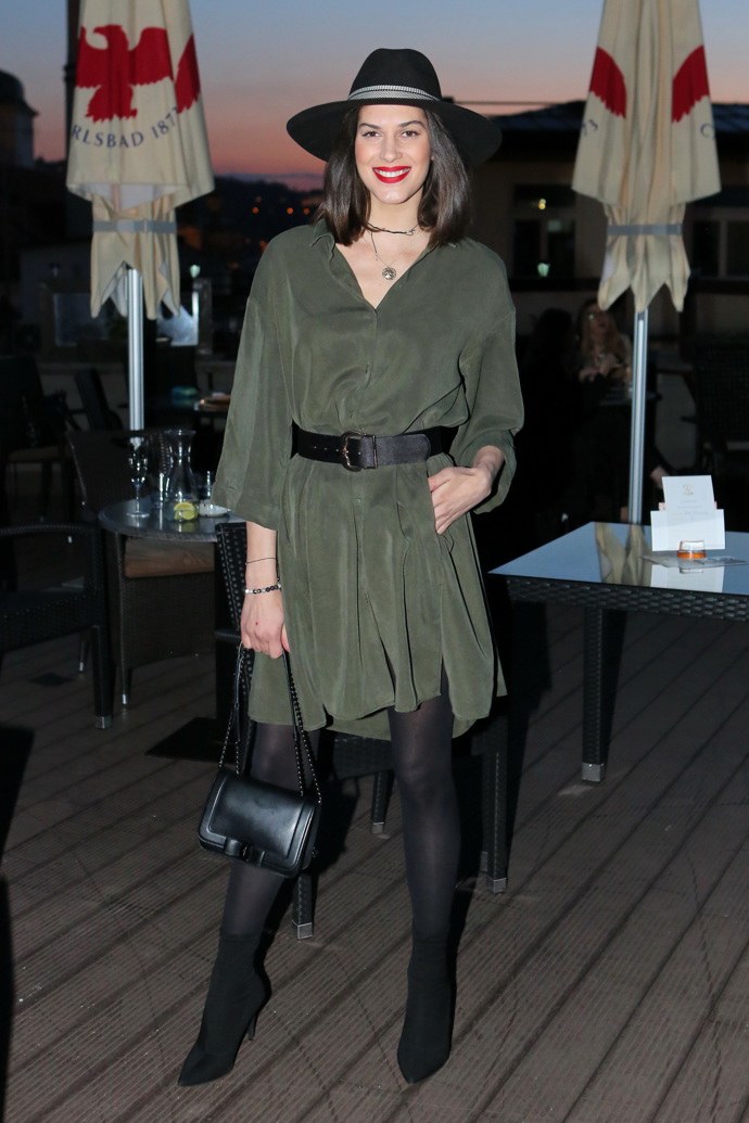 Ke klobouku oblékla Vignerová khaki šaty s černým páskem. 