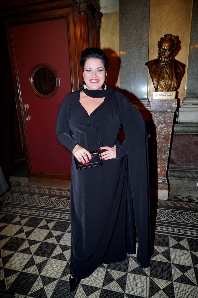 Zpěvačka Leona Šenková vynesla černý model s vlečkou od návrhářky Martiny Pipkové Loudové. 