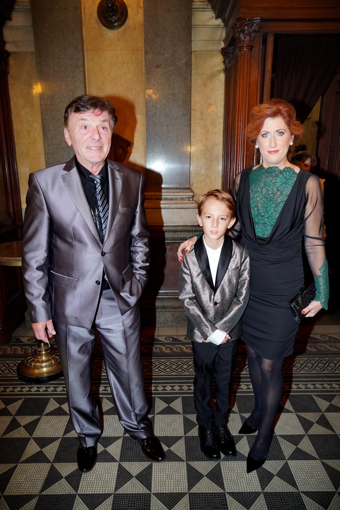 Herec Pavel Trávníček s manželkou Monikou vyvedli do společnosti osmiletého syna Maxmiliána. Ten se s tátou sladil blyštivým sakem. 