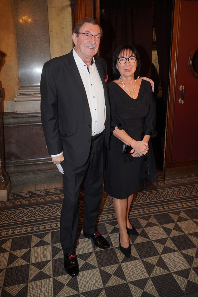 Skladatel Zdeněk Barták s manželkou, která už tradičně obléká malé černé koktejlky. 