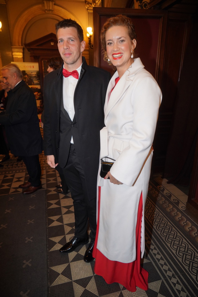 Peter Pecha se s manželkou Kateřinou sladil rudým motýlkem. 