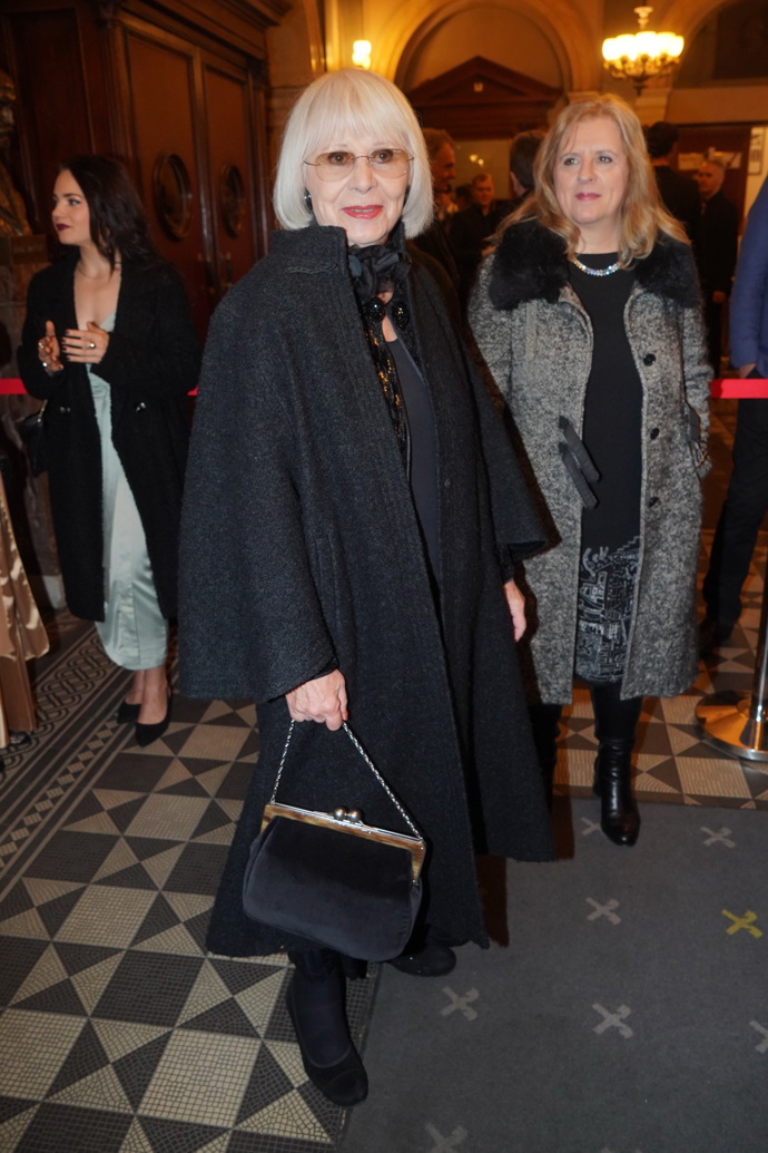 Nádherná a dokonale elegantní byla na Tháliích také herečka Helga Čočková.