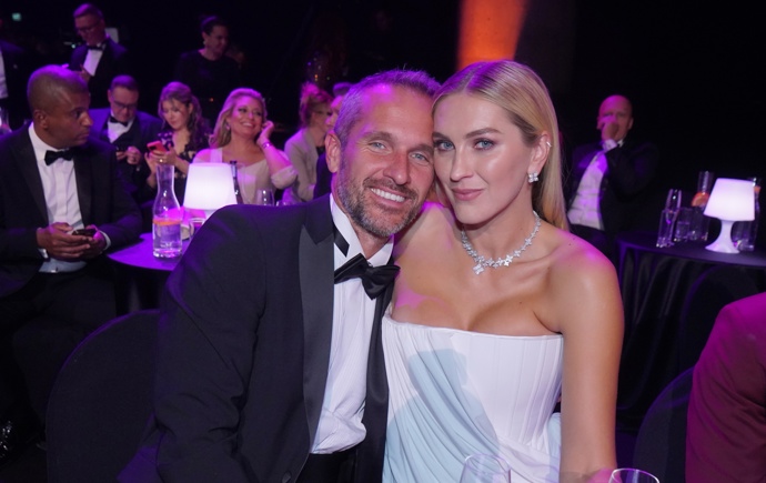 "Tento minimalistický look nechal naplno vyniknout přirozený lesk jejích vlasů a působil moderně, svěže a elegantně. V kombinaci s jednoduchým make-upem vytvořila krásně vyvážený, harmonický celek," hodnotí účes Zorky kadeřník Honza Kořínek.