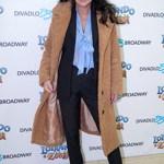 Minulou zimu jsme mohli zpěvačku vidět také v tomto hřejivém béžovém kabátě, který přehodila přes kalhotový kostým a vše doplnila bledě modrou halenkou s vázačkou.