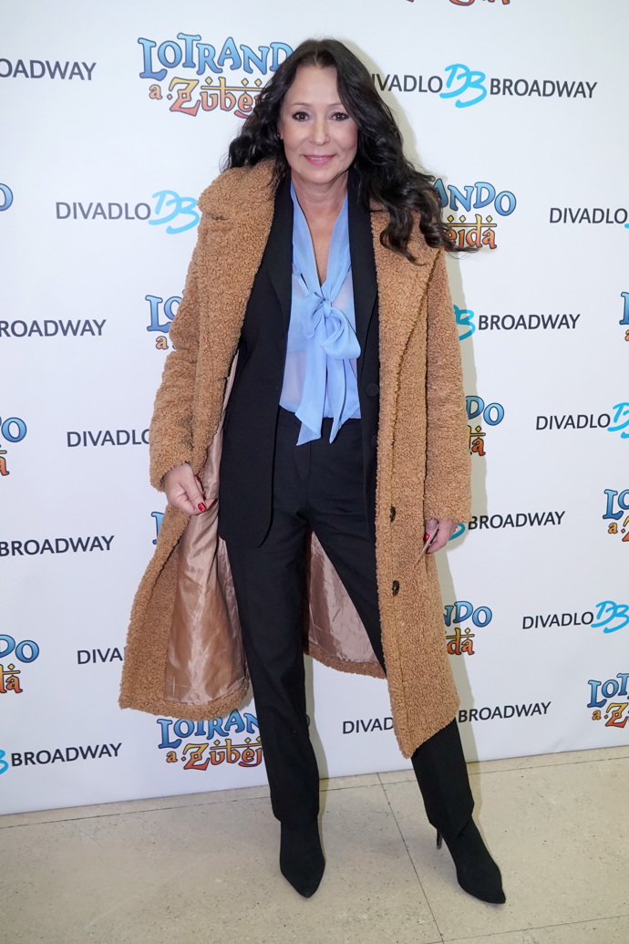 Minulou zimu jsme mohli zpěvačku vidět také v tomto hřejivém béžovém kabátě, který přehodila přes kalhotový kostým a vše doplnila bledě modrou halenkou s vázačkou.