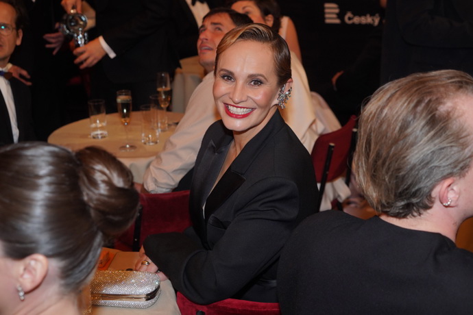 Monika Absolonová na Thálicích vsadila na mokrý efekt, který doladil její minimalistický styling a dočkala se pochvaly. 