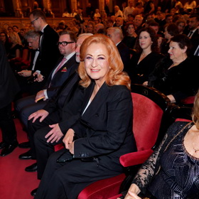 "Vlny Simony Stašové tentokrát měřovaly k obličeji, což jí zbytečně uzavřelo rysy. Vlny totiž nejlépe fungují tehdy, když se naopak otevírají směrem od obličeje a dávají tváři prostor i lehkost. Tento drobný detail může zásadně ovlivnit celkový dojem – a právě u Simony by byl efekt jistě ještě výraznější," hodnotí účes Honza Kořínek. 